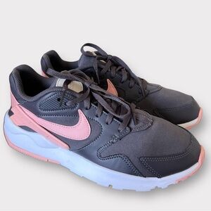 NIKE LD VICTORY ATHLETIC SNEAKERS WOMEN`S SIZE 10 GREY/CORAL